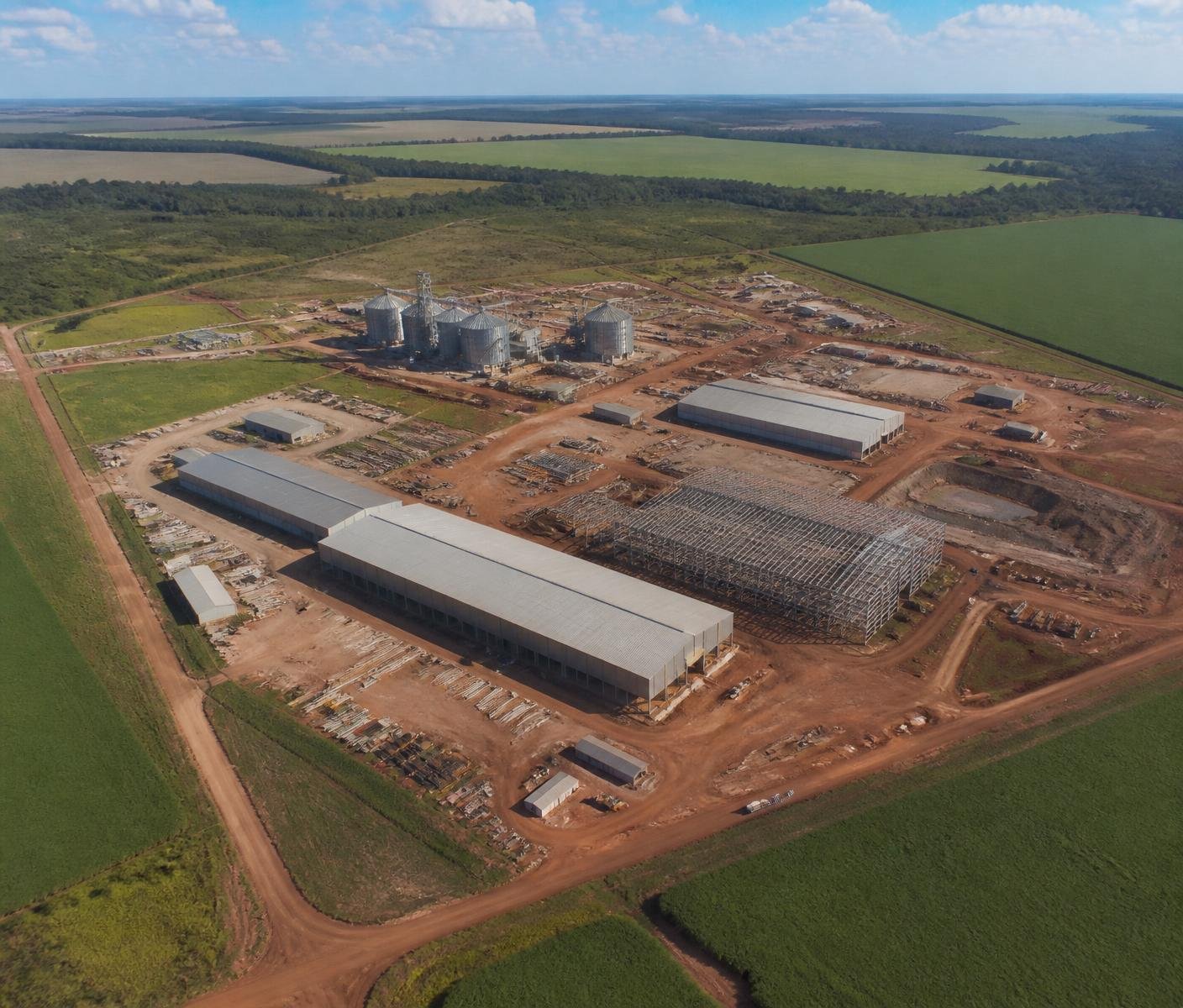 Complexo agroindustrial com silos e galpões em estrutura metálica em Mato Grosso